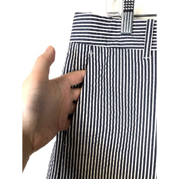 Ann Taylor Devin Short EUC White Blue Seersucker Striped Sz 10 Nautical Beach - Picture 3 of 8